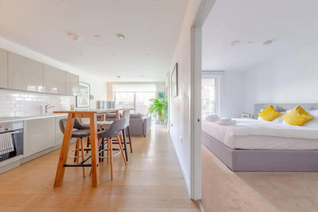 Superb 1 Bedroom Apartment 3Mins From Tube Station Лондон Екстер'єр фото