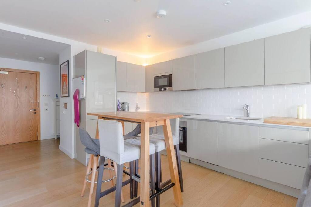 Superb 1 Bedroom Apartment 3Mins From Tube Station Лондон Екстер'єр фото