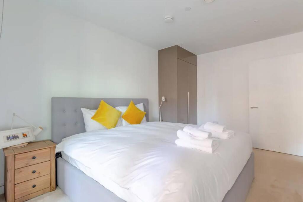 Superb 1 Bedroom Apartment 3Mins From Tube Station Лондон Екстер'єр фото