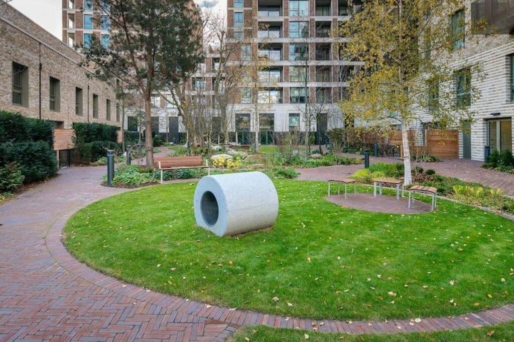 Superb 1 Bedroom Apartment 3Mins From Tube Station Лондон Екстер'єр фото