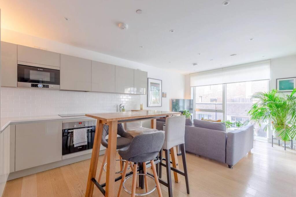 Superb 1 Bedroom Apartment 3Mins From Tube Station Лондон Екстер'єр фото