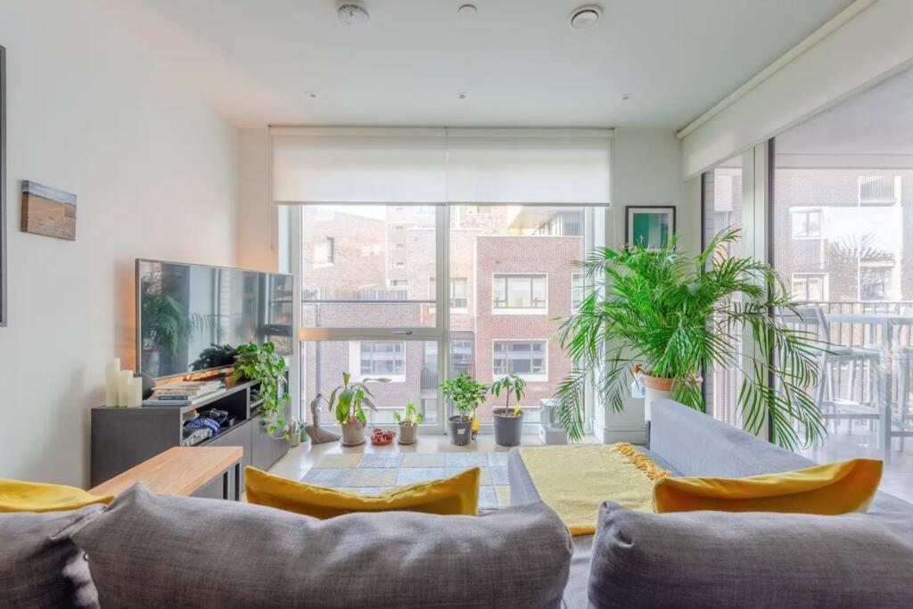 Superb 1 Bedroom Apartment 3Mins From Tube Station Лондон Екстер'єр фото