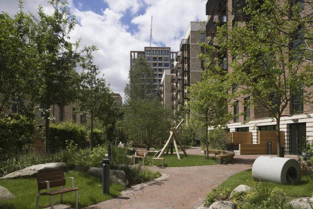 Superb 1 Bedroom Apartment 3Mins From Tube Station Лондон Екстер'єр фото