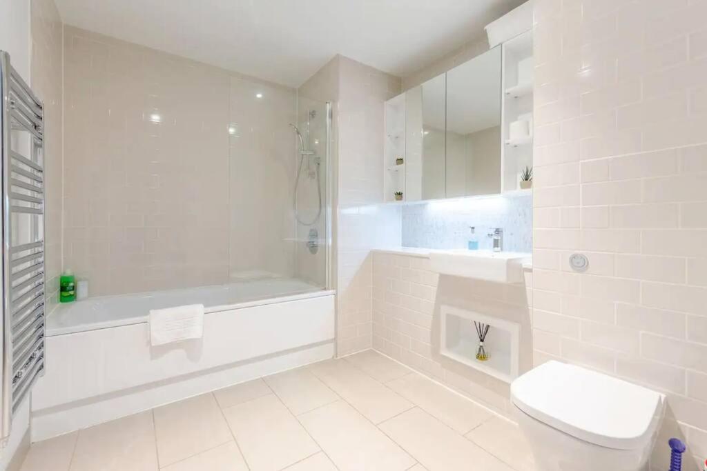 Superb 1 Bedroom Apartment 3Mins From Tube Station Лондон Екстер'єр фото